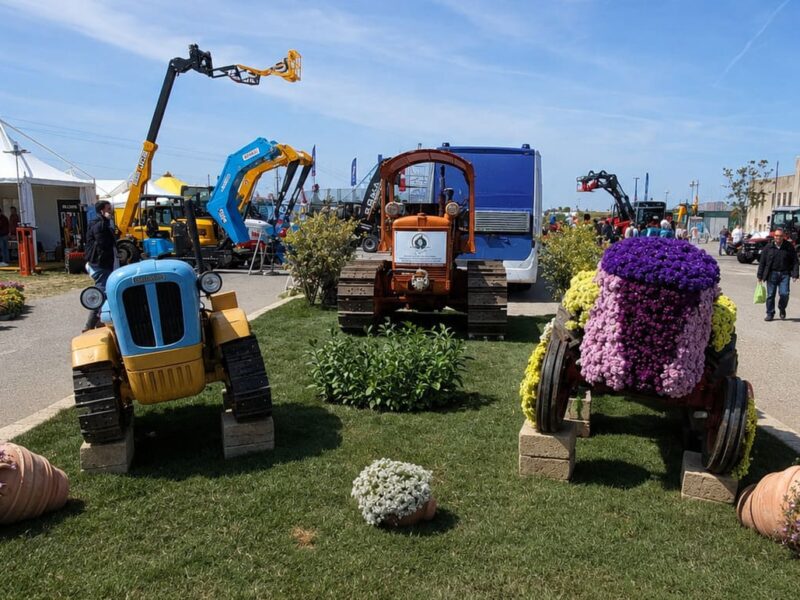 Esposizione di macchinari agricoli, trattori e decorazioni floreali alla Mostra Agricola di Campoverde ad Aprilia