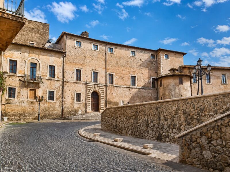 Palazzo Caetani a Cisterna di Latina con facciata storica, strada in pietra e mura antiche vicino all’Agriturismo Ali e Radici